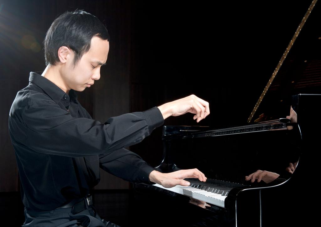 BIOGRAPHY Nicholas Young Pianist With a passion for both classical and modern piano performance, Nicholas Young is emerging as one of Australia's most captivating and versatile young musicians.