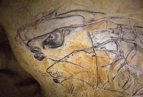 Slika 6: Risbe mamuta, bizona in drugih živali, ki prekrivajo stene Chauvetove jame na jugu Francije, so stare približno 36.000 let in sodijo med prve ohranjene figuralne poslikave na svetu.