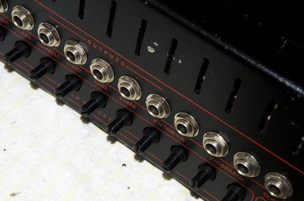 SAMPLE TUNING This is one of the main exciting features of the Linn LM-1, unlike its successor the Linndrum, the LM-1 had a tuning knob per voice, for ALL the voices.
