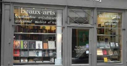 Bookstore LA CHAINE D ENCRE inside the store : 17 rue de