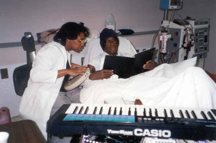 Musicians & Music Therapists Working in HealthCare Settings Similarities: therapeutic aspects to all arts activities Both believe in power of music to heal, relieve suffering, elevate presence &