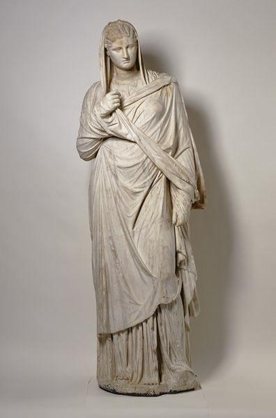 Slika 4: Herculaneum Woman, marmor, 77 x 15 x 16cm, okoli 40-60 pr.kr. Kasneje se vloga ženske spremeni. Ženska kot navdih je predstavljala neke vrste platonski ideal, boginjo, ženo ali ljubico.