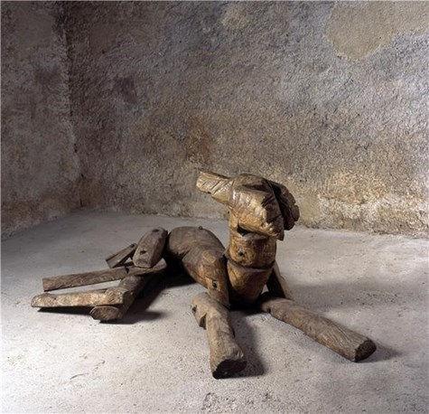 Slika 8: Dragica Čadež, Gibljivi pes, les, 64cm x153cm x 79cm, 1985, Galerija Božidar J.