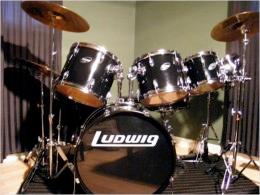 This revolutionized the drum set and many drum aficionados insist that this is when the modern drum set was born.