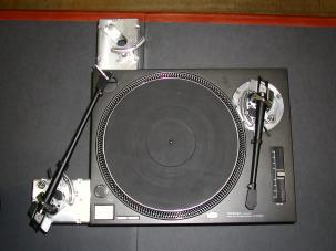 18 PRETO IT-1999-2013 D4.3 ingle ME 312 tonearm with cartrige an stylus either for 33/45 RMP recors or for 78 RPM recors. Recors of up to 16'' can be playe.