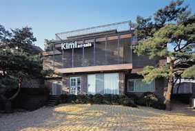 3 KiMi Art Cafe KiMi Art Cafe Address 47, Pyeongchang-30-gil, Jongno-gu, Seoul Telephone 82-2-394-6411 / 82-2-394-6441 Homepage /Facebook Reservation www.kimiart.net www.