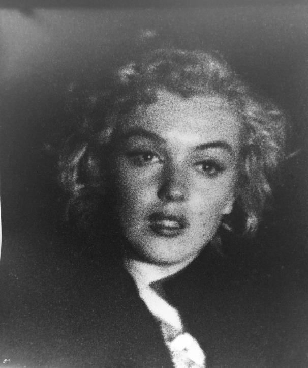 But de Dienes preferred a very casual Marilyn for his pictures.