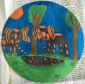 Učenca sta si na slikah 1 in 2, na okroglem formatu, izbrala isti motiv, in sicer slone med pitjem vode iz jezera. Prvo sliko je naslikala deklica, drugo pa fant.
