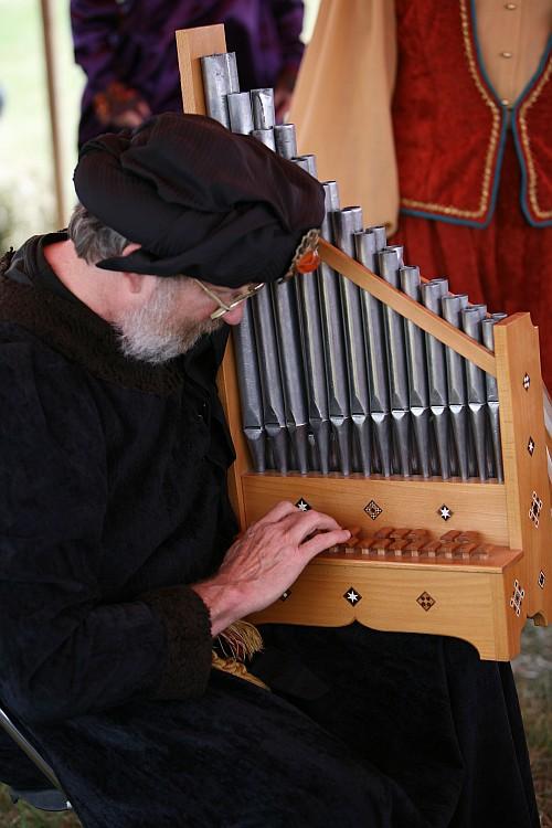 Organetto Relatively light in weight, the instrument, when equipped with a sling, could be carried