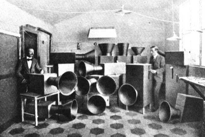1.3.4 PRIMER IDEJNE PODOBNOSTI Zanimiv je primer Luigija Russola, ki smo ga omenili v poglavju Tišina in hrup. Aktiven futurist je svoje ideje izražal tako v glasbenem kot tudi likovnem jeziku.
