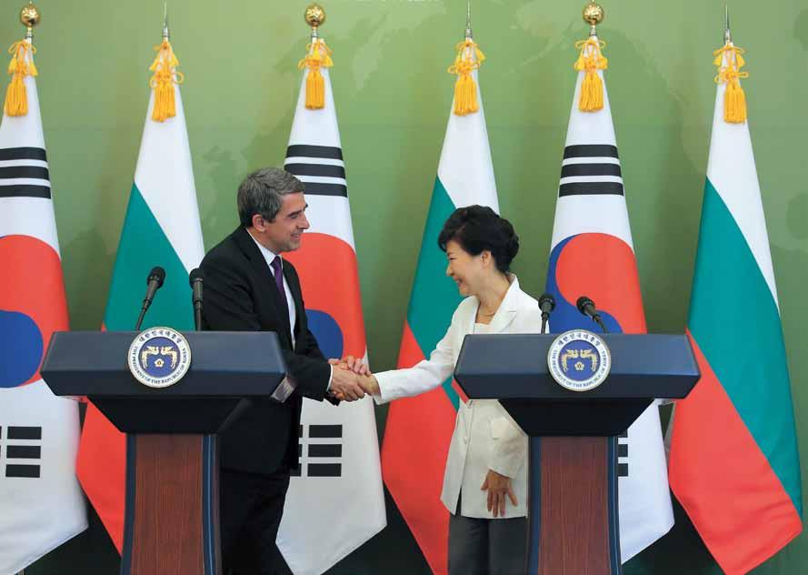 summit diplomacy President Park Geun-hye and Bulgarian President Rosen Plevneliev shake hands after their joint press conference on May 14 in Seoul.