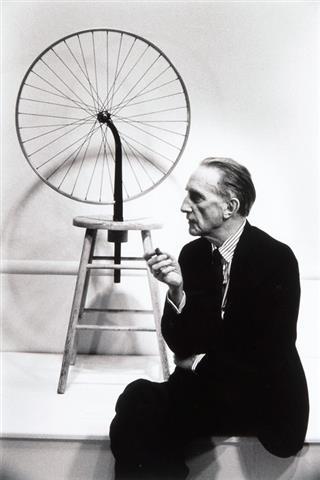 Slika 11: Marcel Duchamp, Kolo Kolesa 1913 1914. Strukturna postavitev kipa lahko spominja na obdobje konstruktivizma iz 30-ih let 20. stoletja.