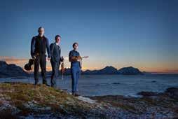 Thursday, 28 April, 8 pm Diardaoin, 28 An Giblean aig 8f Sabhal Mòr Ostaig (An Talla Mòr) Russell decarle with Denis Keldie and Steve Briggs Country roots and Americana Thursday, 5 May, 8 pm