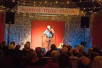 30f Sabhal Mòr Ostaig, An Talla Mòr Bruce Molsky with Vishtèn Appalachian and Acadian concert Bruce Molsky is a singer, a fiddle player par excellence, a banjo player and a guitarist, and one of the