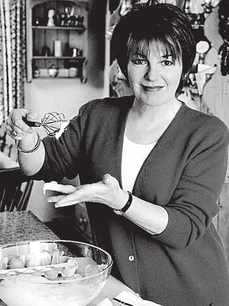 SECTION B: Translation 2 Translate the following passage into Chinese. Delia Smith has been a favourite cook on British TV for over 30 years. Delia left school at 16.