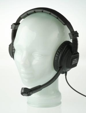 200 Se ries Head sets Performance: Exceptionally high quality transducers provide wide smooth frequency response, re - duc ing the on set of ear fa tigue for those who must spend many hours wear ing