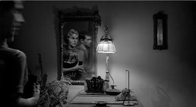 Unity & Duality, Mirrors & Shadows: Hitchcock s Psycho When Marion Crane first enters the office of the Bates Motel, before her physical body even enters the frame, the camera initially captures her