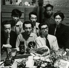 Fotografie von Kiyoji Ōtsuji (Eyewitness Portfolio der Mitglieder von Jikken Kobo) Katsuhiro Yamaguchi, Hiroyoshi Suzuki, Shozo Kitadai, Joji Yuasa, Kazuo Fukushima, Kiyoji Ōtsuji und Kuniharu