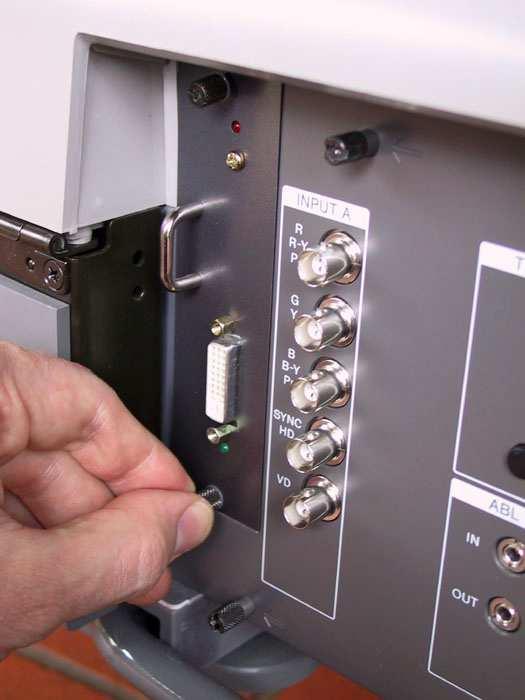 Connect the DVI-D cable to the IFB-DVI-V2 board and screw on its two locks On the other end,