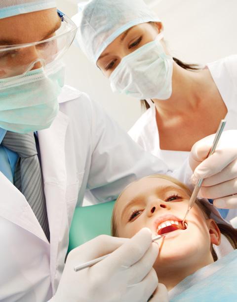 precum şi prin aplicarea profesională de fluor de către medicul dentist Prevenirea cancerului cavităţii orale şi a leziunilor pre-canceroase prin implicarea specialiştilor în sănătate dentară, în