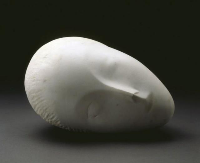 umetnik Henry Moore, ki je verjel, da obstajajo univerzalne oblike, pomembne za celo človeštvo, katerim smo vsi nezavedno podvrženi (Read, 1964).