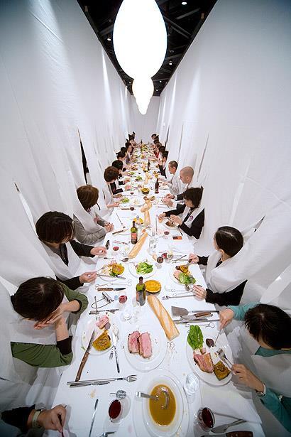 Sliki 24 a, b: Marije Vogelzang, Delitev večerje (Sharing dinner), 2008, pogled od znotraj in od zunaj Marije Vogelzang pa gustatorni zaznavni sistem združuje tudi z avditivnim.