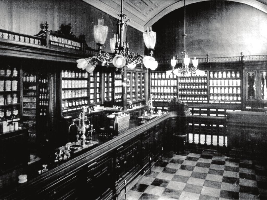 Figure 2 The interior of the Picciola pharmacy after the restoration in 1907 Slika 2. Unutrašnjost ljekarne Picciola nakon obnove 1907.