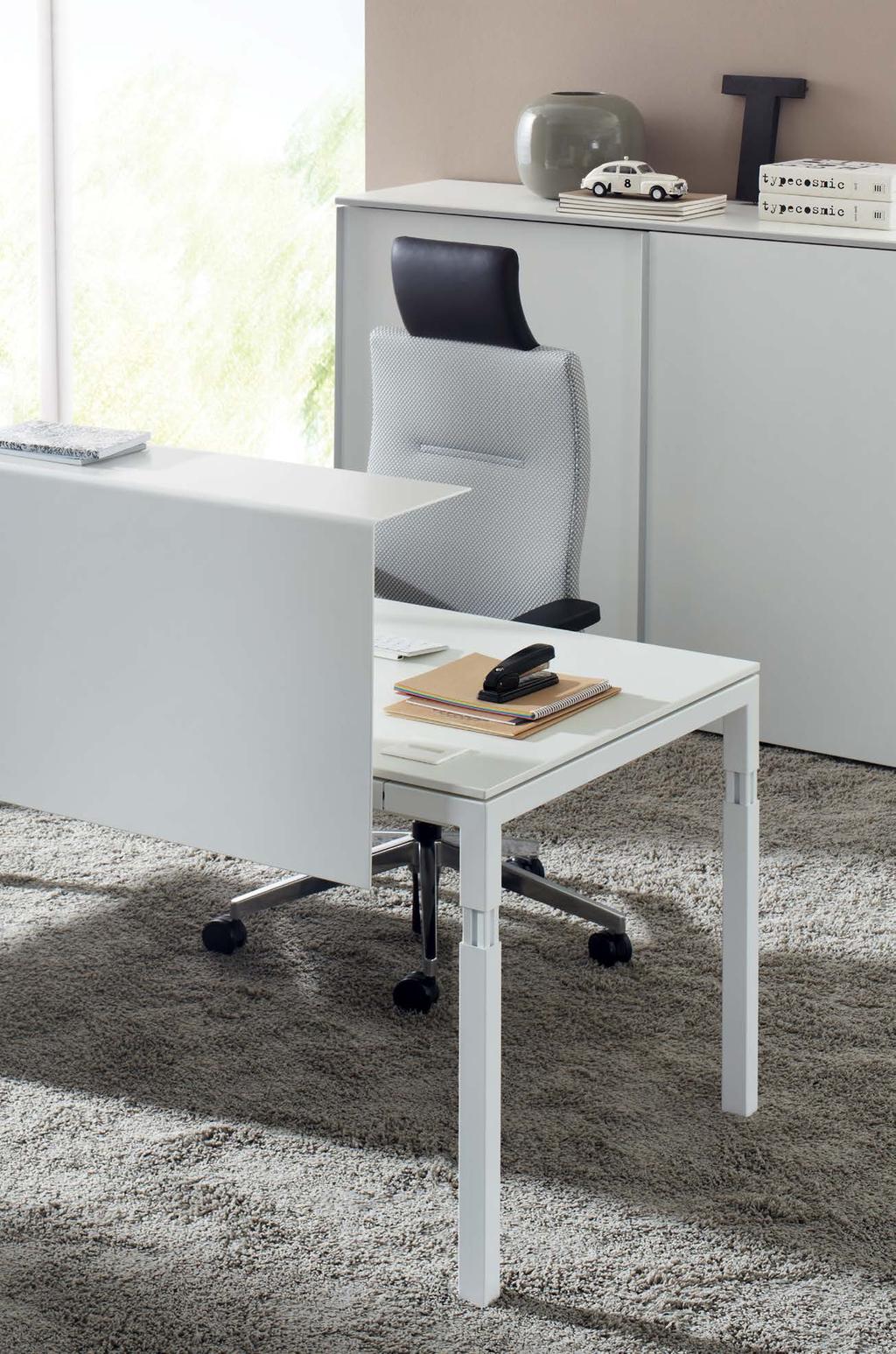 45 1 1: Convenient access to power supply by sliding table top 2: CPU holder 3: Steel cable channel 2 3 The Q3 series is a modern work desk system with contours which closely reflect the design of