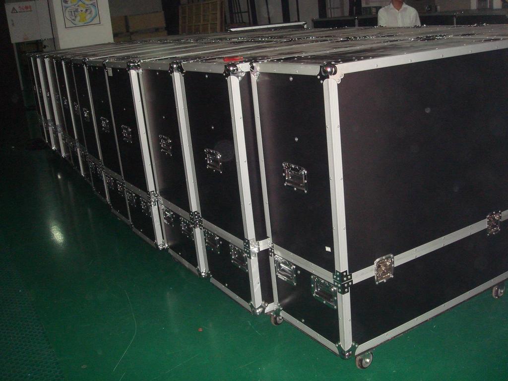 Flight cases: Flight case is a special packing case for the rental LED display, it has 4-6 wheels and 8