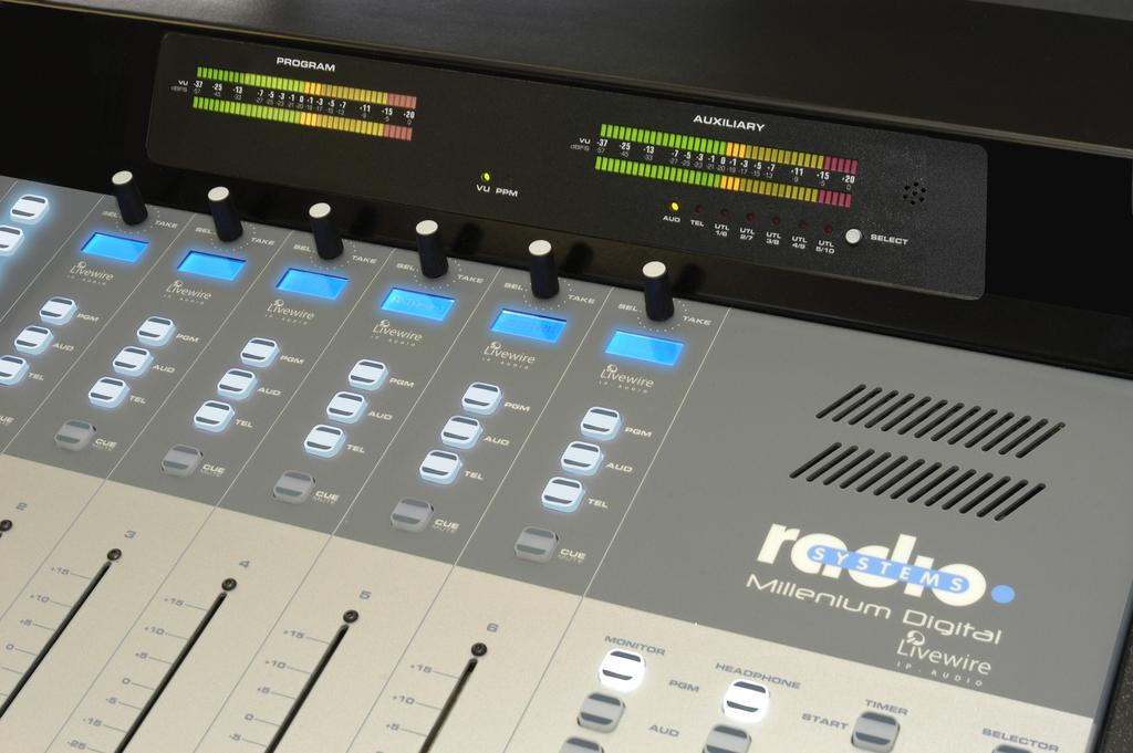 6 MILLENIUM IP CONSOLES Millenium IP Console (Model RS-18DNET shown) Features: Livewire compatible Add Livewire nodes and software to expand to a full network system 6 or 12 channels of local audio
