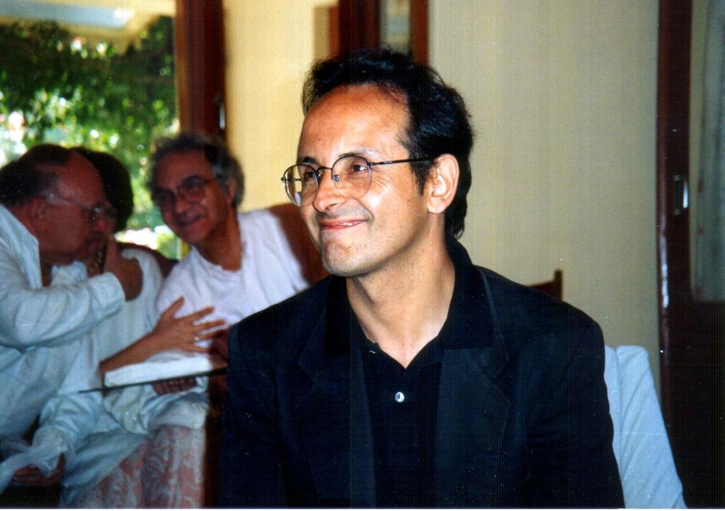 Biologist Francisco Varela believed that the best approach to the study of consciousness combines modern science with philosophy (phenomenology) and Buddhism.