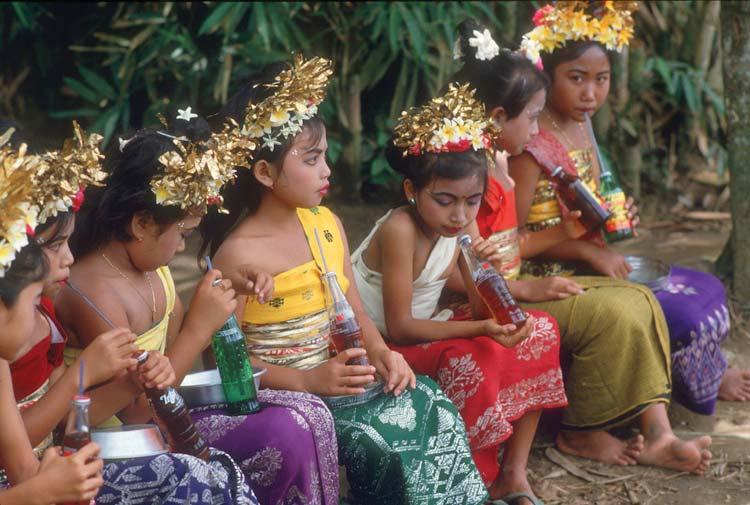 Society All of the people in a Balinese village belong to a neighborhood group called a banjar.