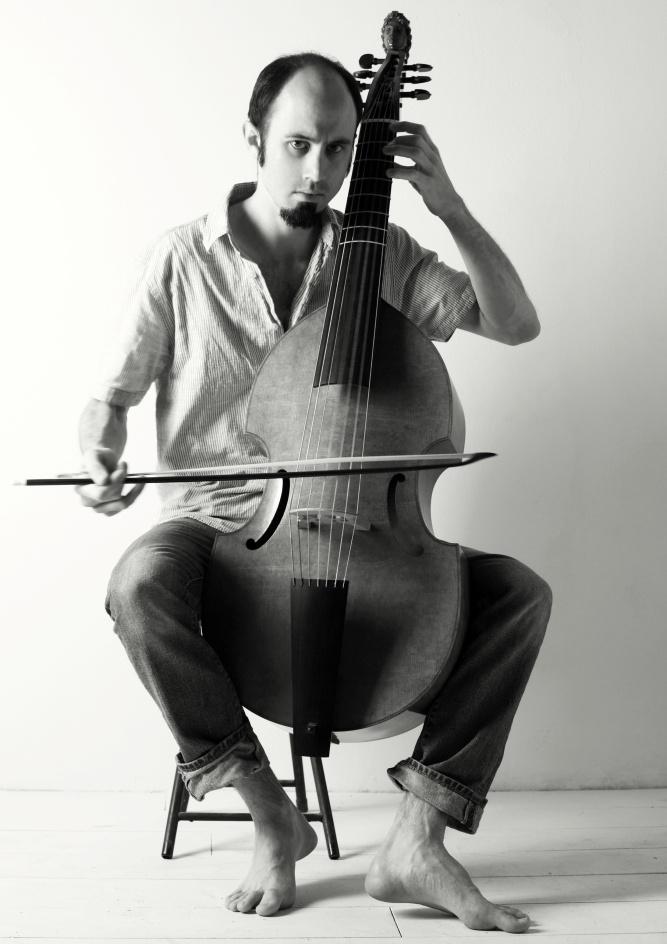 Robert Smith 2 13 12 1 9 4 Photography: A. Giacomelli 6 Robert Smith is an English baroque cellist 5 and viola da gambist.