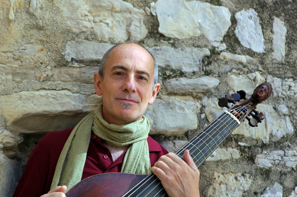 Paolo Pandolfo Widely admired as a virtuoso exponent of the viola da gamba through his concert performances and recordings of key composers from Germany, France, Spain, England and his native Italy,