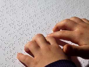 6 obzira na to što o preostaloj vidnoj oštrini kažu liječnički nalazi, kao osnovno pismo treba koristiti Brailleovo pismo i smatra se pedagoški slijepim učenikom (Fajdetić, 2007.). 3. 2. Brailleovo pismo Sl.