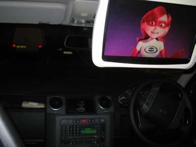 still tracks your position whilst you are watching a DVD! (which obviously is difficult whilst driving anyway!) o So start up the overhead DVD unit and play your favourite film!