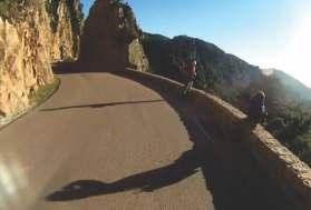 Cu bicicleta prin Corsica aşa ceva fără parapet, pe macadam şi călare pe biclă!