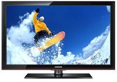 A monitor with a screen dimension ratio of 16:9 is playing a video image with a dimension ratio of 4:3 at its