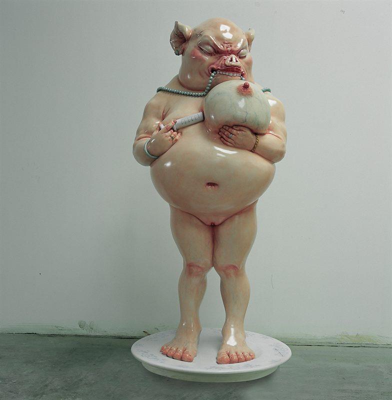 Slika 2: Chen Wenling. Veselo življenje št. 22. okr. 2000. Kitajski kipar Chen Wenling ustvarja razmeroma velike kipe, s katerimi se na zbadljiv način loteva družbene satire.