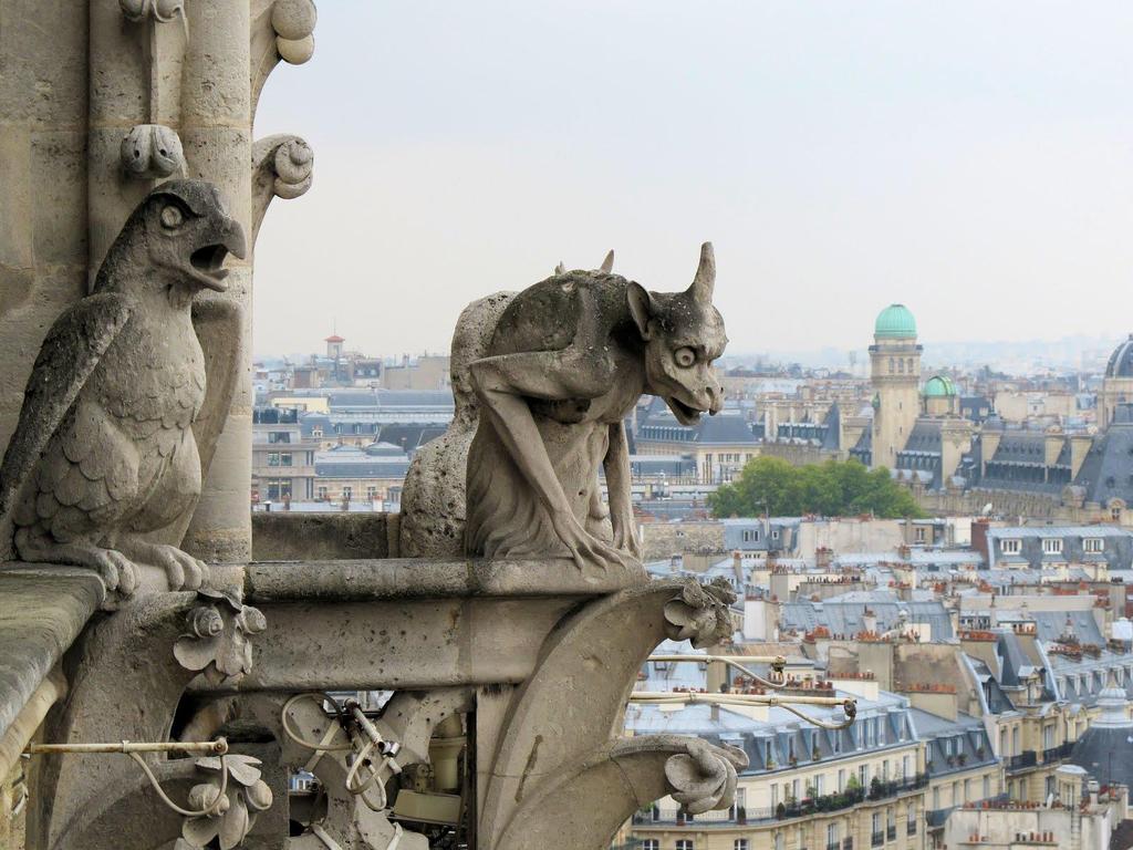 Slika 12: Groteske na katedrali Notre Dame. Pariz 1345 2.3 GROTESKA V UMETNOSTI 20.