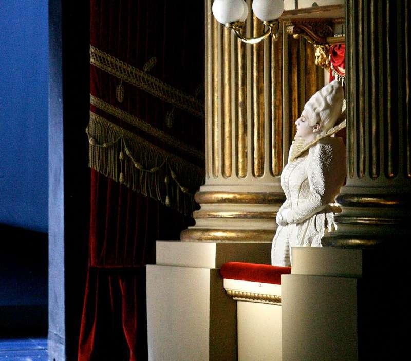 If authorized by the Artistic Director of Teatro alla Scala, students may observe rehearsals, on stage or in the rehearsal room, of operas on the Teatro alla Scala program, and take part in