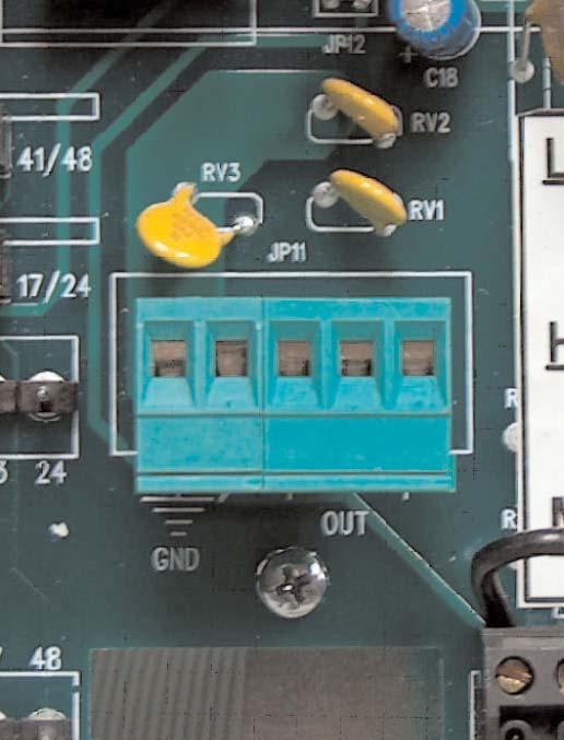 many decoders and long distances, set the lever to "MED" ICOD PLUS-decoder connections The green terminal board can be extracted so