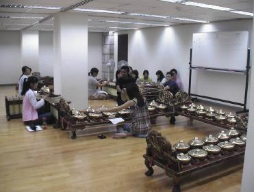 Figure 3: The practicing of gamelan orchestra As the gamelan orchestra's members are mostly graduates of the music department students, received a Western music Yuelizhishi, so early exposure to