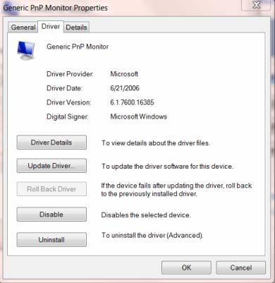 9. Faceţi clic pe fila Driver. 10. Deschideţi fereastra Update Driver Software-Generic PnP Monitor (Actualizare software driver - Monitor PnP generic) făcând clic pe Update Driver.