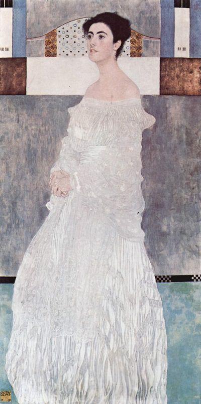 aristokratski, pozadina je geometrijski ukrašena, možemo primijetiti svilenu odjeću žene, ramena su joj razgolićena, a crna kosa se podudara s crnim rubom poda pri dnu slike.