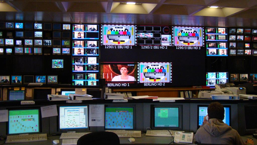 Broadcast Control Rooms RAI-WAY Rome, Italy eyevis Rear Projection Video Wall (3x3 of 60") The increasing complexity of modern broadcasting equipment drives the requirement for display and control of