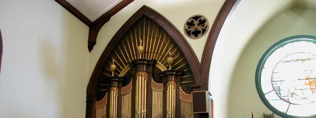 rounded towers and 14 pipes (ds-e ) of the Principal Dulcis 8 in the two flat fields of pipes. The organ originally had just over 500 pipes.