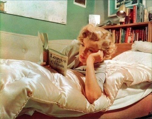 Marylin Monroe reading