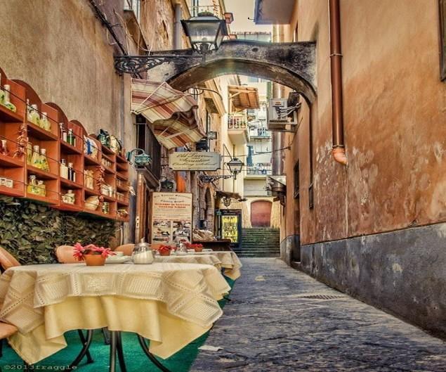 PART 2 Comrades Comrades Tour to Naples & Sorrento 2019 Spring 2019 Two of the most beautiful Cities in Italy Sorrento is a town overlooking the Bay of Naples in