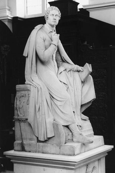 For instance, Mole unpacks the series of events that saw Bertel Thorvaldsen s statue of Byron (below left) installed not in Westminster Abbey but